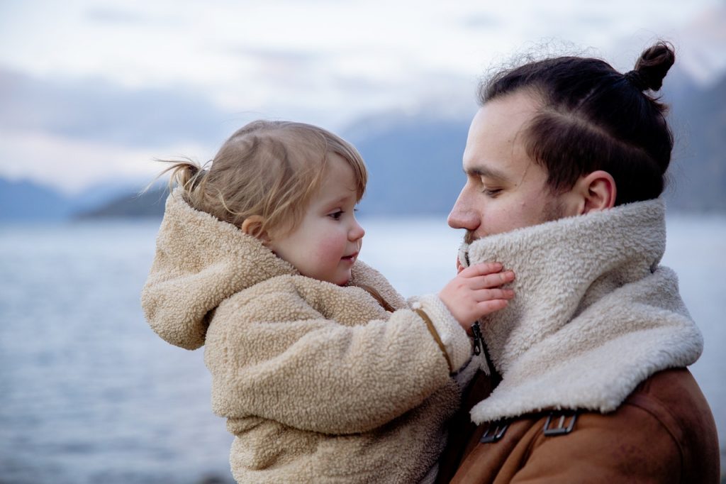 père qui tient son enfant dans ses bras