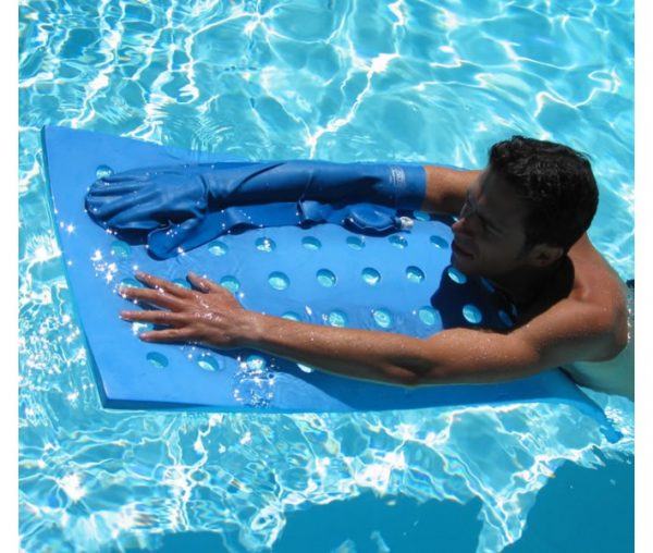 Les techniques pour profiter de la piscine malgré un plâtre